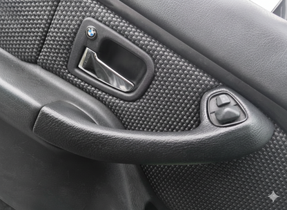 BMW Z3-Türzuziehgriff an der originalen Türverkleidung montiert, OEM-Optik wiederhergestellt