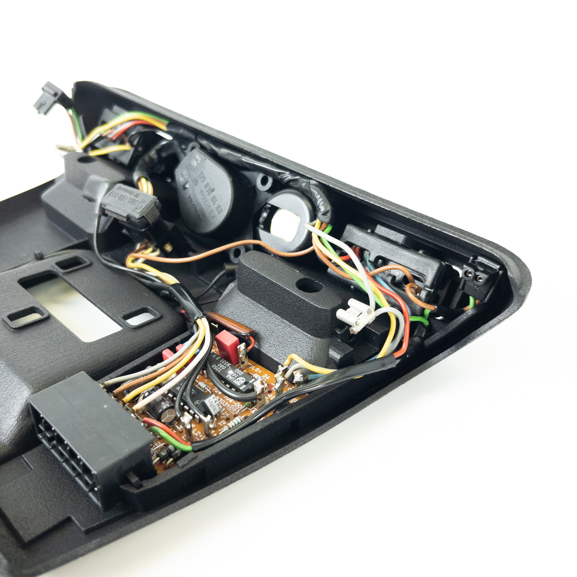 Innenansicht des Mercedes-R129-Innenleuchtengehäuses mit originaler Verkabelung und eingesetzter Lampe